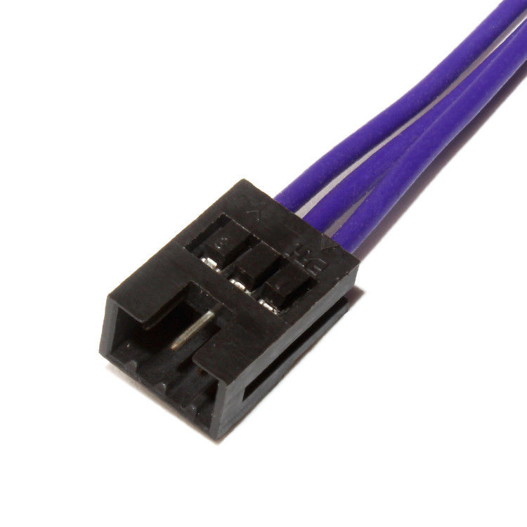 Le câble est équipé d'un harnais de câble à trois broches, de 0,8 mm de hauteur, SUHR-03V-S.